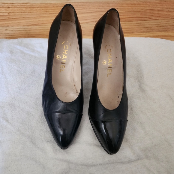 Vintage Chanel Black Leather Vernis Cap Toe Heels - Picture 3 of 7